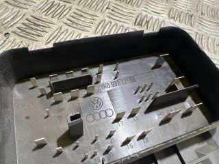 bontott VW GOLF V Biztosítéktábla Motortér