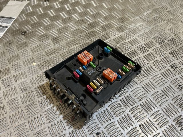 bontott VW GOLF V Biztosítéktábla Motortér