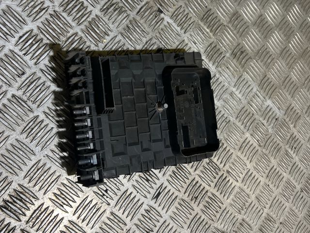 bontott VW GOLF V Biztosítéktábla Motortér