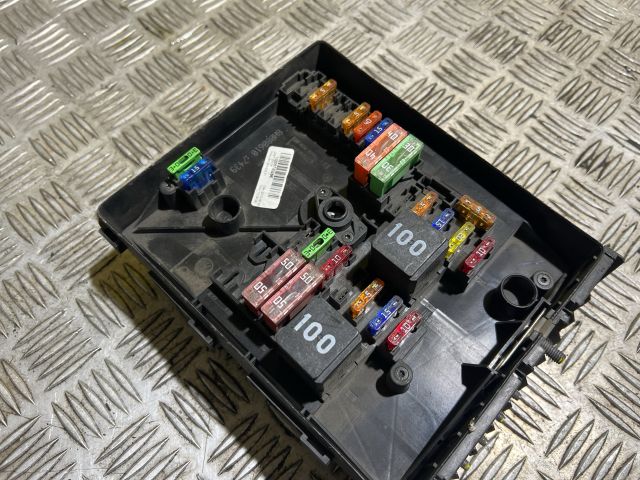 bontott VW GOLF V Biztosítéktábla Motortér