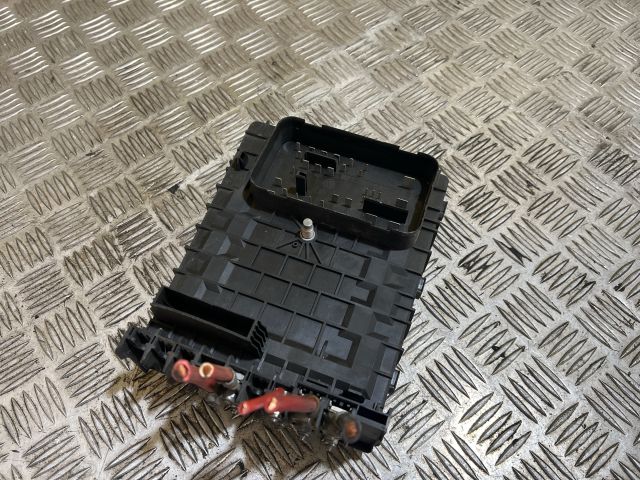 bontott VW GOLF V Biztosítéktábla Motortér