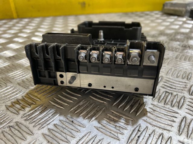 bontott VW GOLF V Biztosítéktábla Motortér