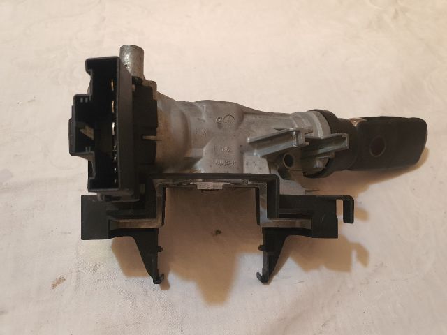 bontott VW GOLF V Gyújtáskapcsoló Házzal