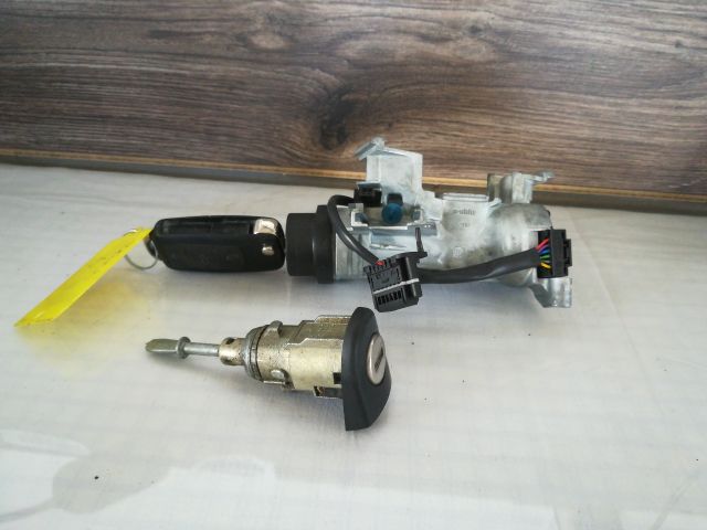 bontott VW GOLF V Gyújtáskapcsoló Házzal