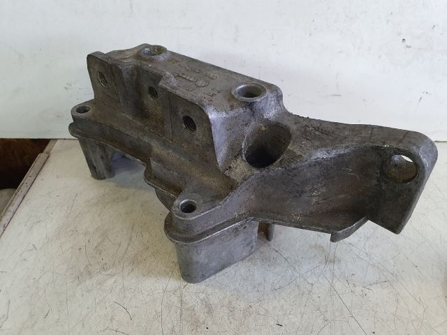 bontott VW GOLF V Motor Tartó Bak (Fém)