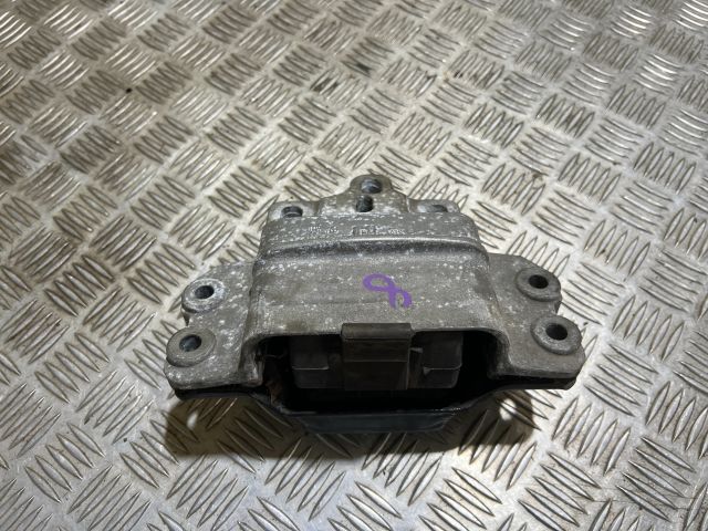 bontott VW GOLF V Motor Tartó Bak (Fém)