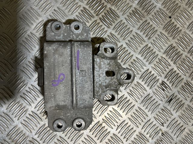 bontott VW GOLF V Motor Tartó Bak (Fém)