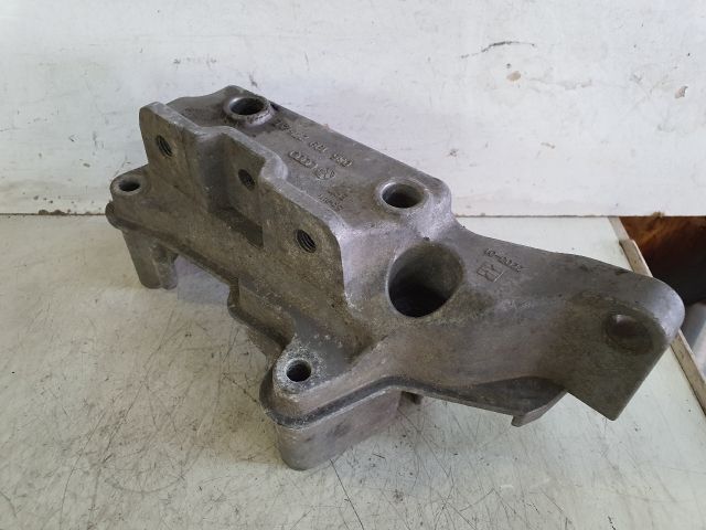 bontott VW GOLF V Motor Tartó Bak (Fém)