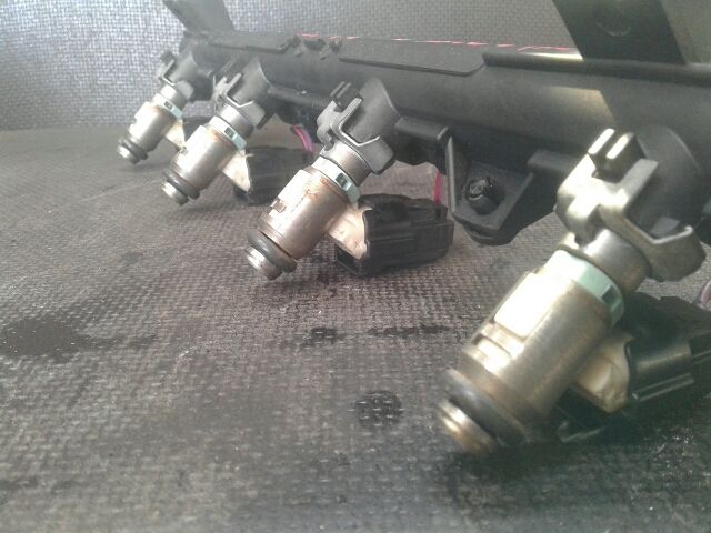 bontott VW GOLF V Porlasztó Sor / Híd