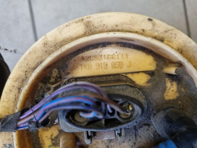 bontott VW GOLF V Üzemanyag Szivattyú