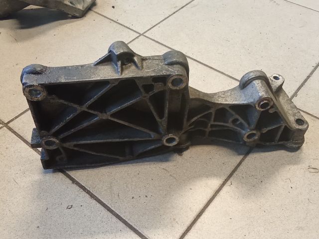 bontott VW GOLF V Generátor Tartó Bak