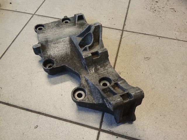 bontott VW GOLF V Generátor Tartó Bak