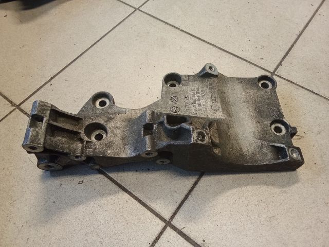 bontott VW GOLF V Generátor Tartó Bak