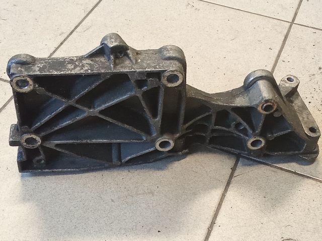 bontott VW GOLF V Generátor Tartó Bak