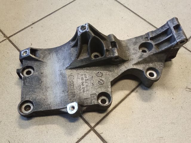 bontott VW GOLF V Generátor Tartó Bak