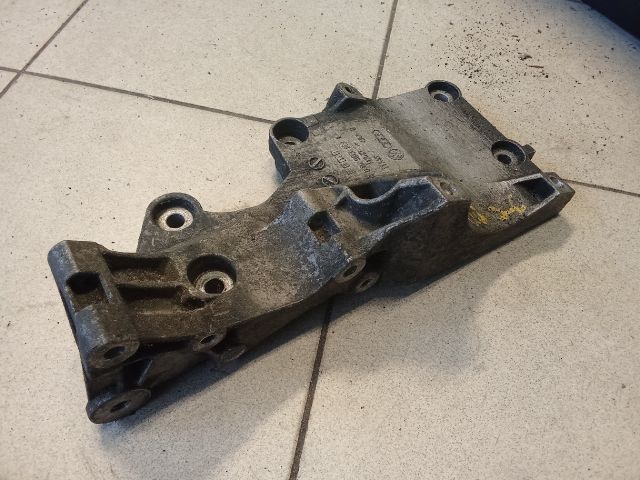 bontott VW GOLF V Generátor Tartó Bak