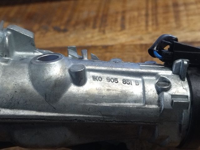 bontott VW GOLF V Gyújtáskapcsoló Házzal