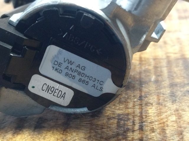 bontott VW GOLF V Gyújtáskapcsoló Házzal