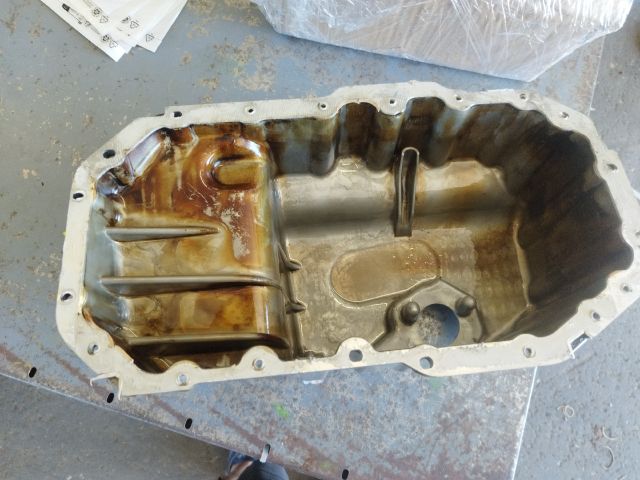 bontott VW GOLF V Olajteknő