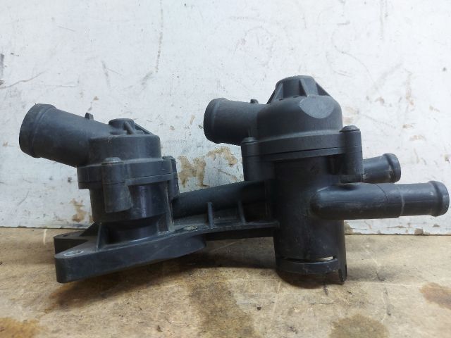 bontott VW GOLF V Termosztátház