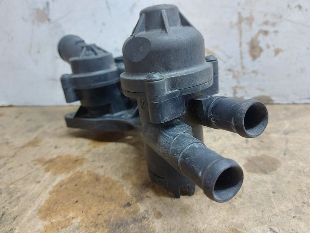 bontott VW GOLF V Termosztátház