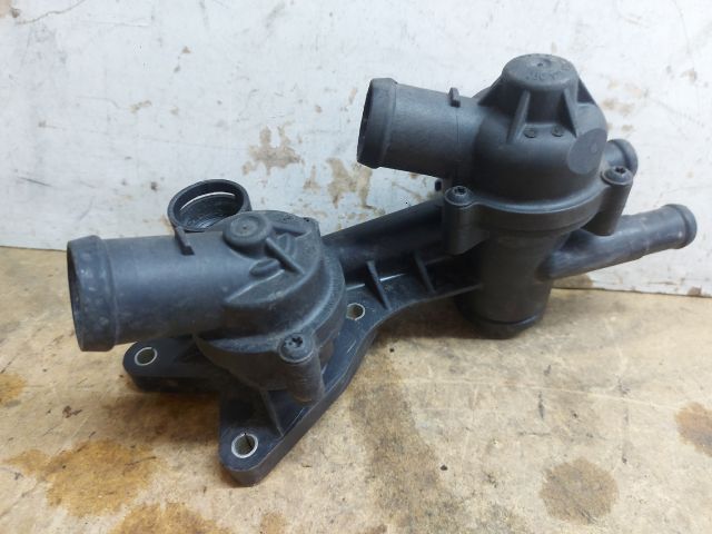 bontott VW GOLF V Termosztátház