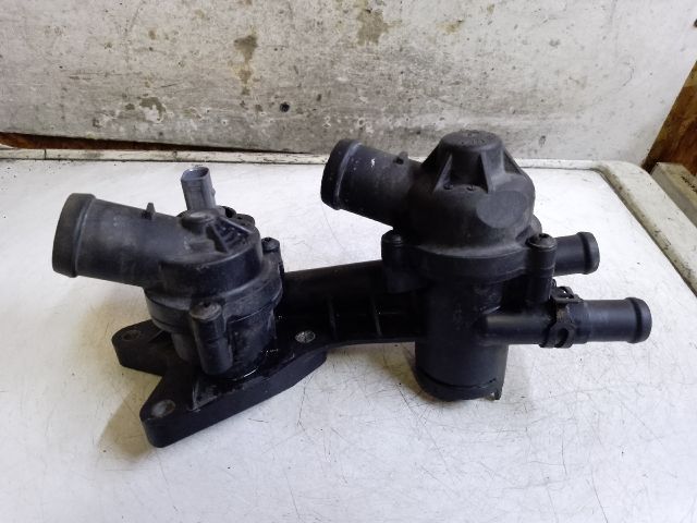 bontott VW GOLF V Termosztátház