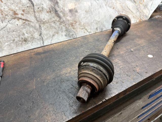 bontott VW GOLF V Bal Féltengely