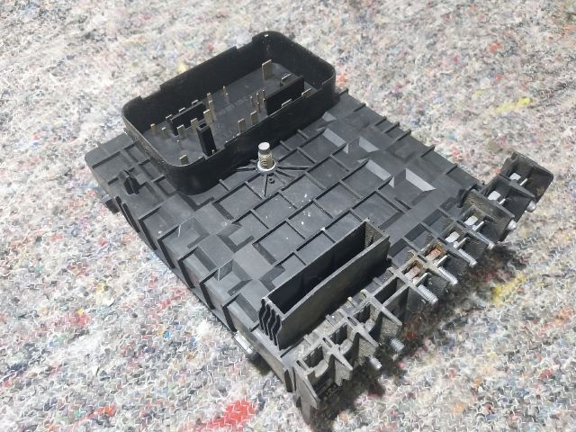 bontott VW GOLF V Biztosítéktábla Motortér