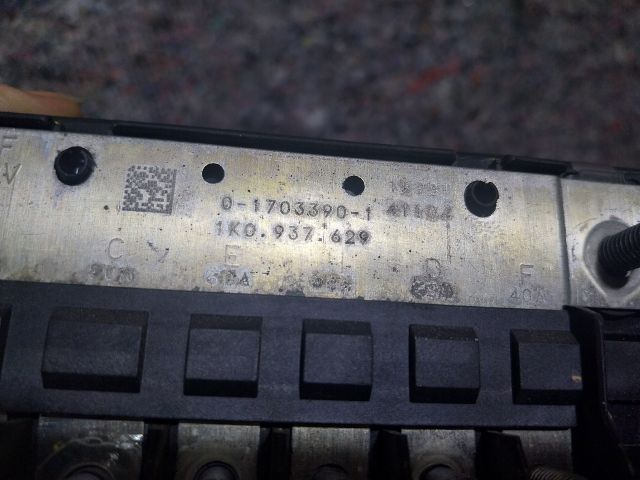 bontott VW GOLF V Biztosítéktábla Motortér