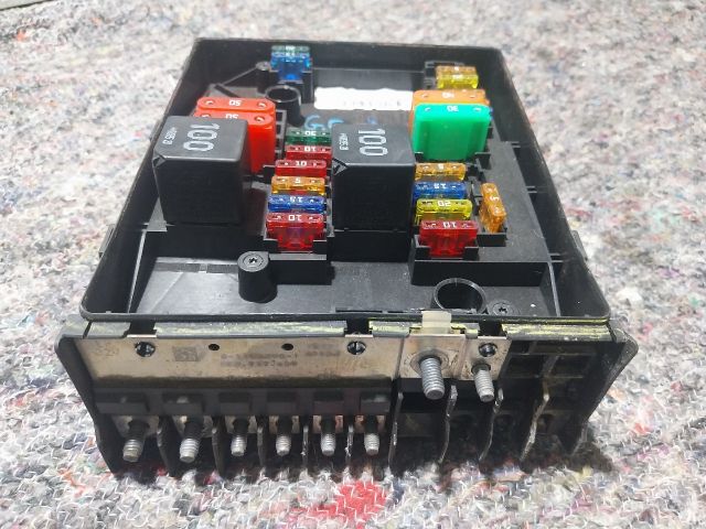 bontott VW GOLF V Biztosítéktábla Motortér