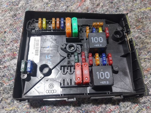 bontott VW GOLF V Biztosítéktábla Motortér