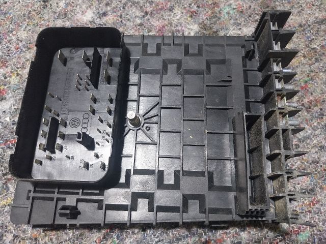 bontott VW GOLF V Biztosítéktábla Motortér