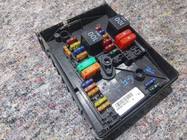 bontott VW GOLF V Biztosítéktábla Motortér