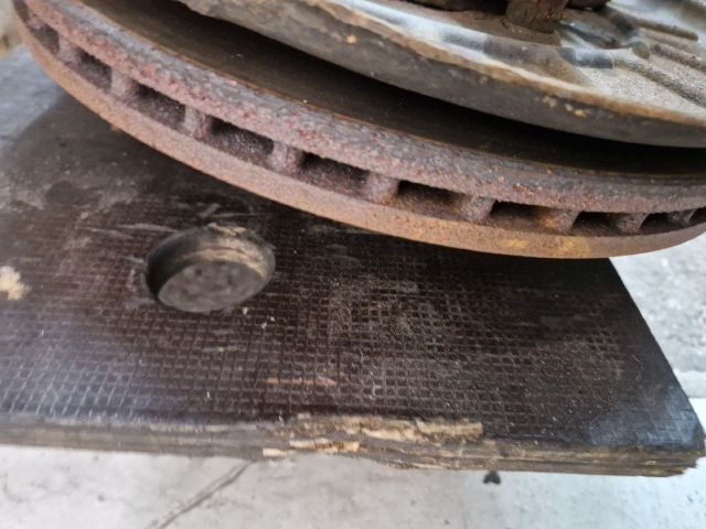 bontott VW GOLF V Első Pár Fék Szett (Nyereg, Tárcsa, Betét)