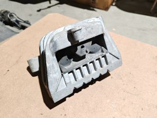 bontott VW GOLF V Motor Tartó Bak Jobb