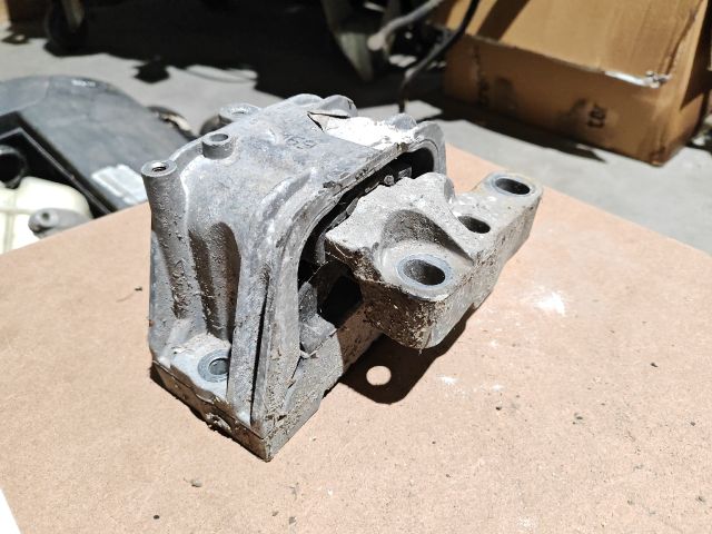 bontott VW GOLF V Motor Tartó Bak Jobb