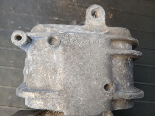 bontott VW GOLF V Motor Tartó Bak Jobb