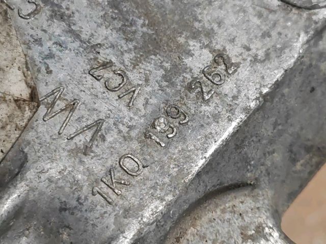 bontott VW GOLF V Motor Tartó Bak Jobb