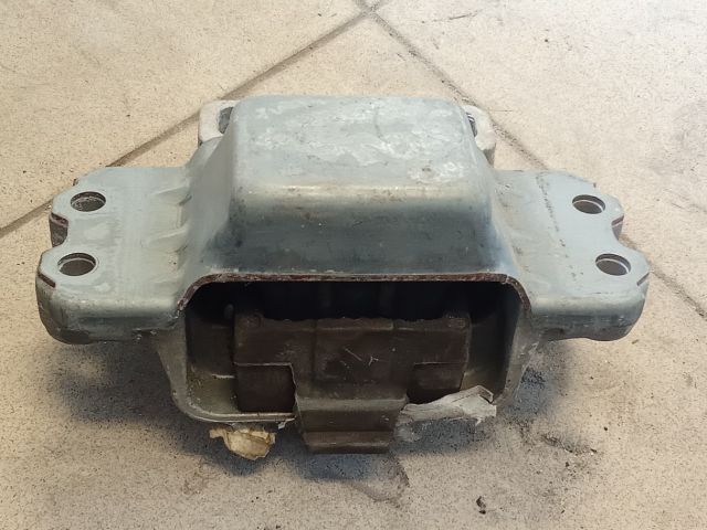 bontott VW GOLF V Motor Tartó Bak (Pozíciófüggetlen)