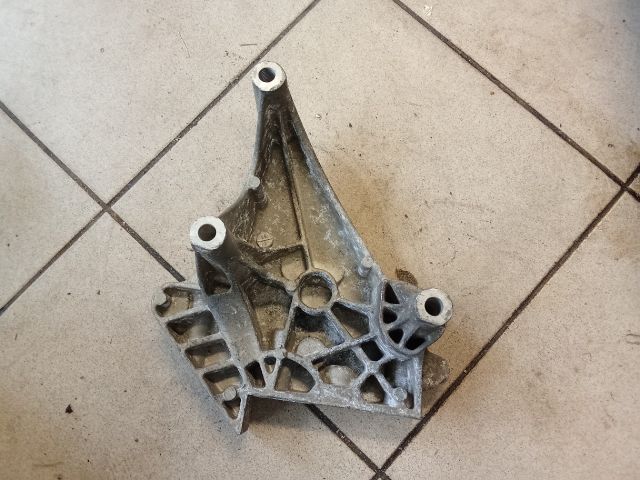 bontott VW GOLF V Motor Tartó Bak (Pozíciófüggetlen)