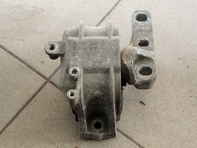 bontott VW GOLF V Motor Tartó Bak (Pozíciófüggetlen)