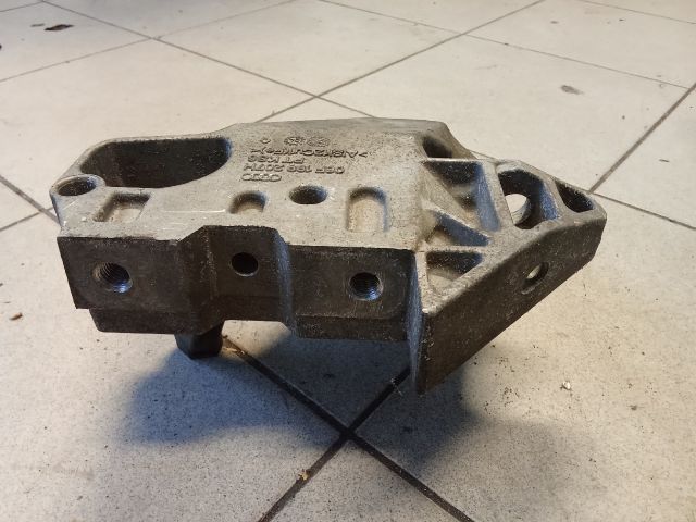 bontott VW GOLF V Motor Tartó Bak (Pozíciófüggetlen)