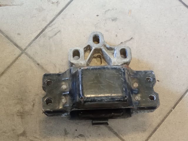 bontott VW GOLF V Motor Tartó Bak (Pozíciófüggetlen)
