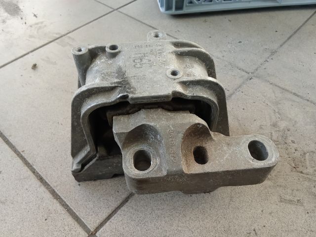 bontott VW GOLF V Motor Tartó Bak (Pozíciófüggetlen)
