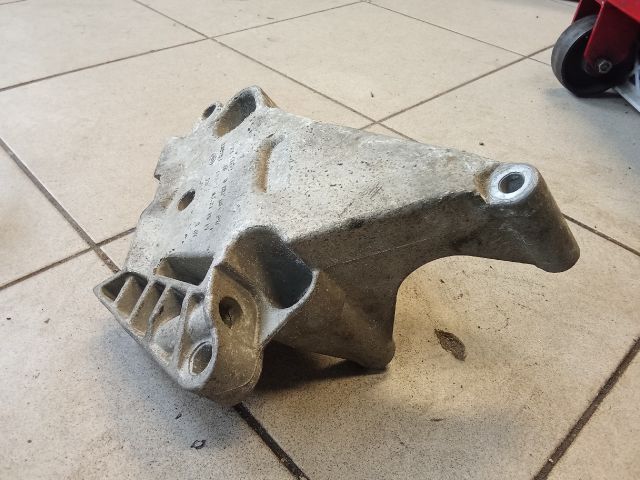 bontott VW GOLF V Motor Tartó Bak (Pozíciófüggetlen)