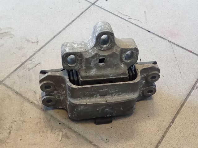 bontott VW GOLF V Motor Tartó Bak (Pozíciófüggetlen)