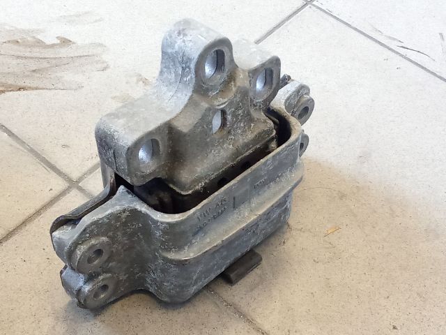 bontott VW GOLF V Motor Tartó Bak (Pozíciófüggetlen)