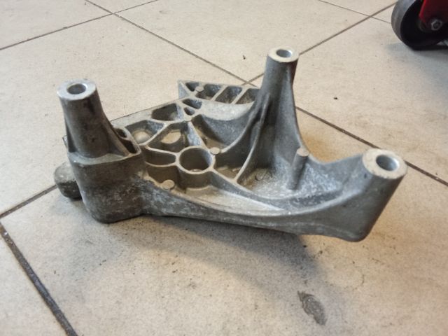 bontott VW GOLF V Motor Tartó Bak (Pozíciófüggetlen)