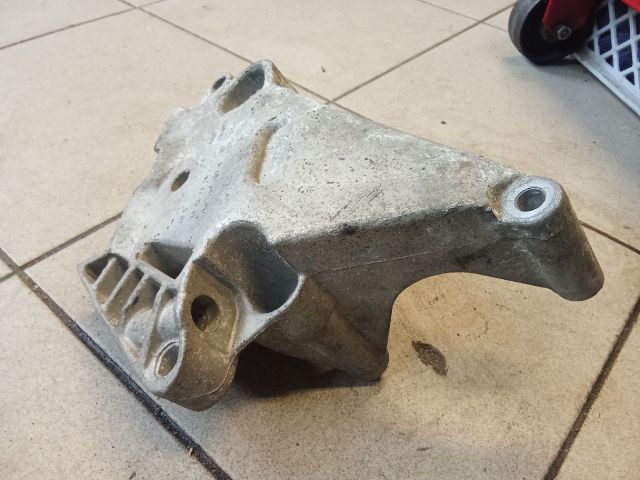 bontott VW GOLF V Motor Tartó Bak (Pozíciófüggetlen)